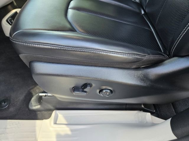 Used 2023 Chrysler Pacifica Touring-L FWD image 13