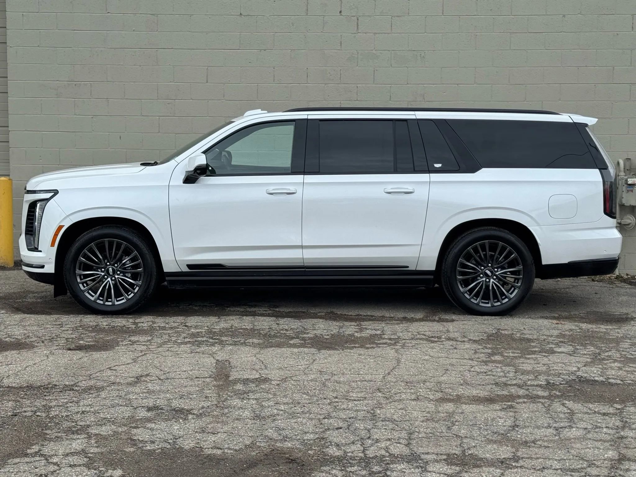Used 2025 Cadillac Escalade ESV Sport Platinum w/ LPO, Floor Liner Package AWD/4WD image 8