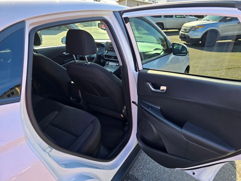 Used 2023 Hyundai Kona SE w/ Cargo Package image 13
