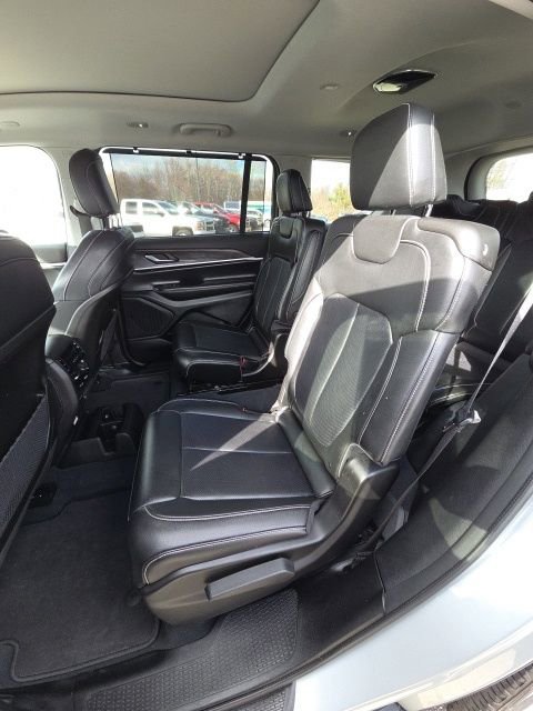 Used 2023 Jeep Grand Cherokee L Limited w/ Luxury Tech Group II AWD/4WD image 17