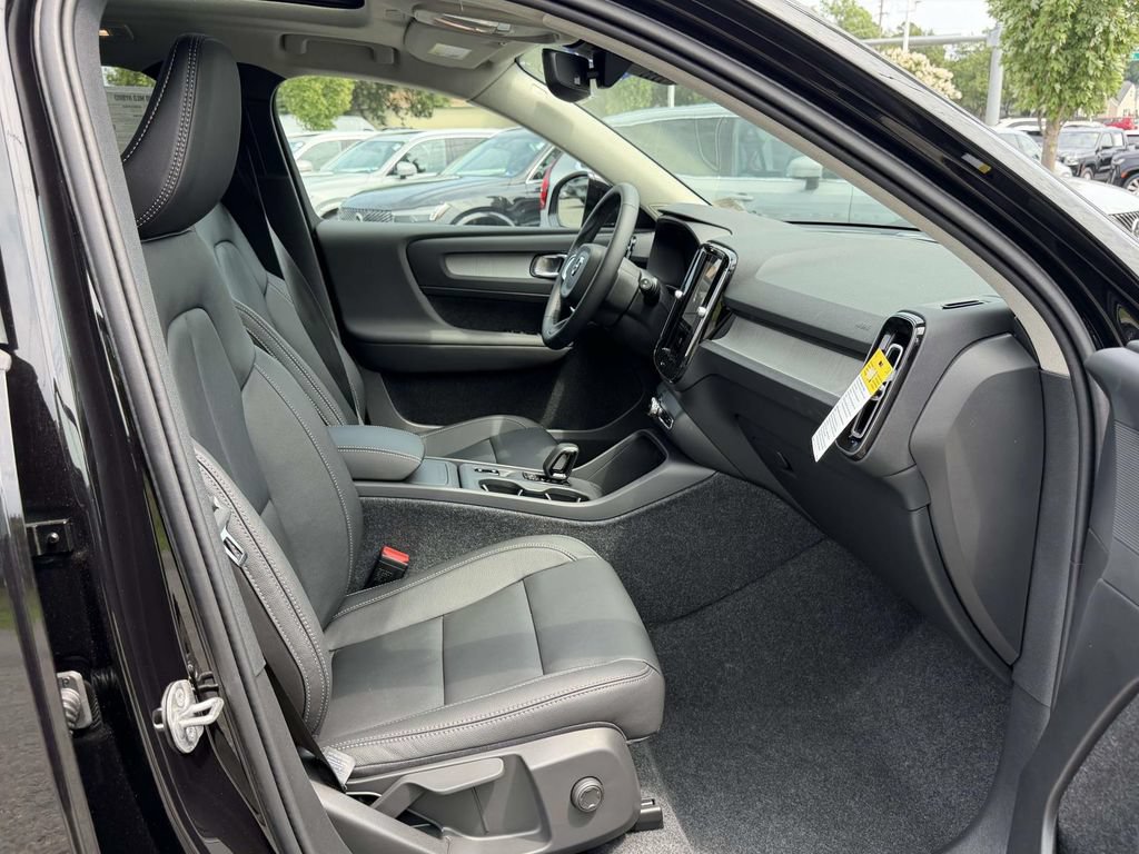 New 2026 Volvo XC40 B4 Core w/ Protection Package FWD image 11