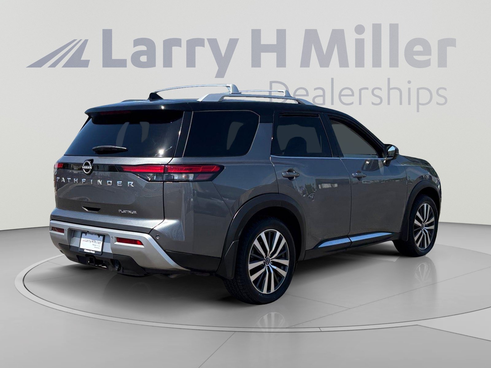 Used 2022 Nissan Pathfinder Platinum w/ Cargo Package FWD image 5