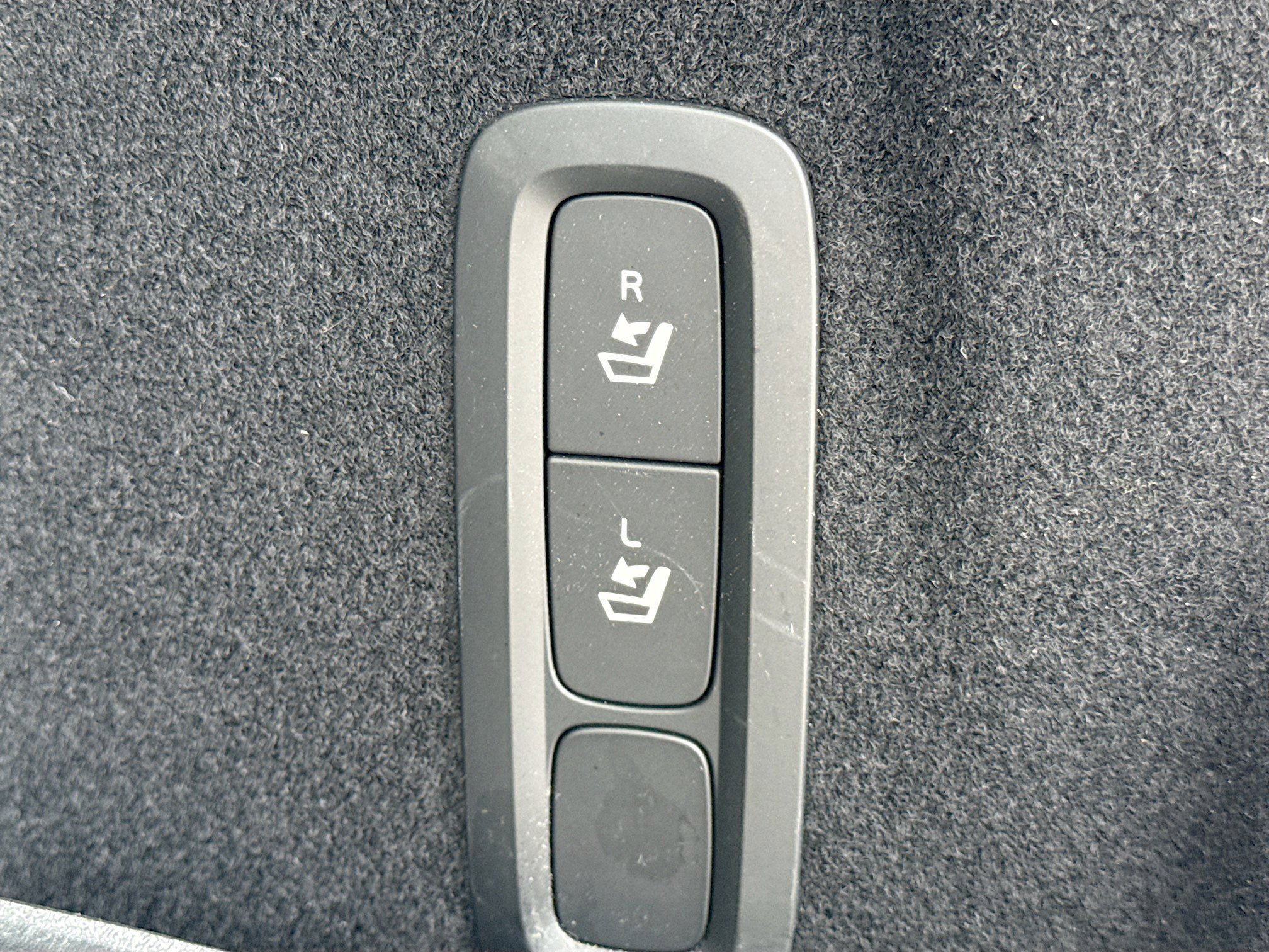 Used 2019 Volvo XC60 T5 Momentum w/ Multimedia Package image 13