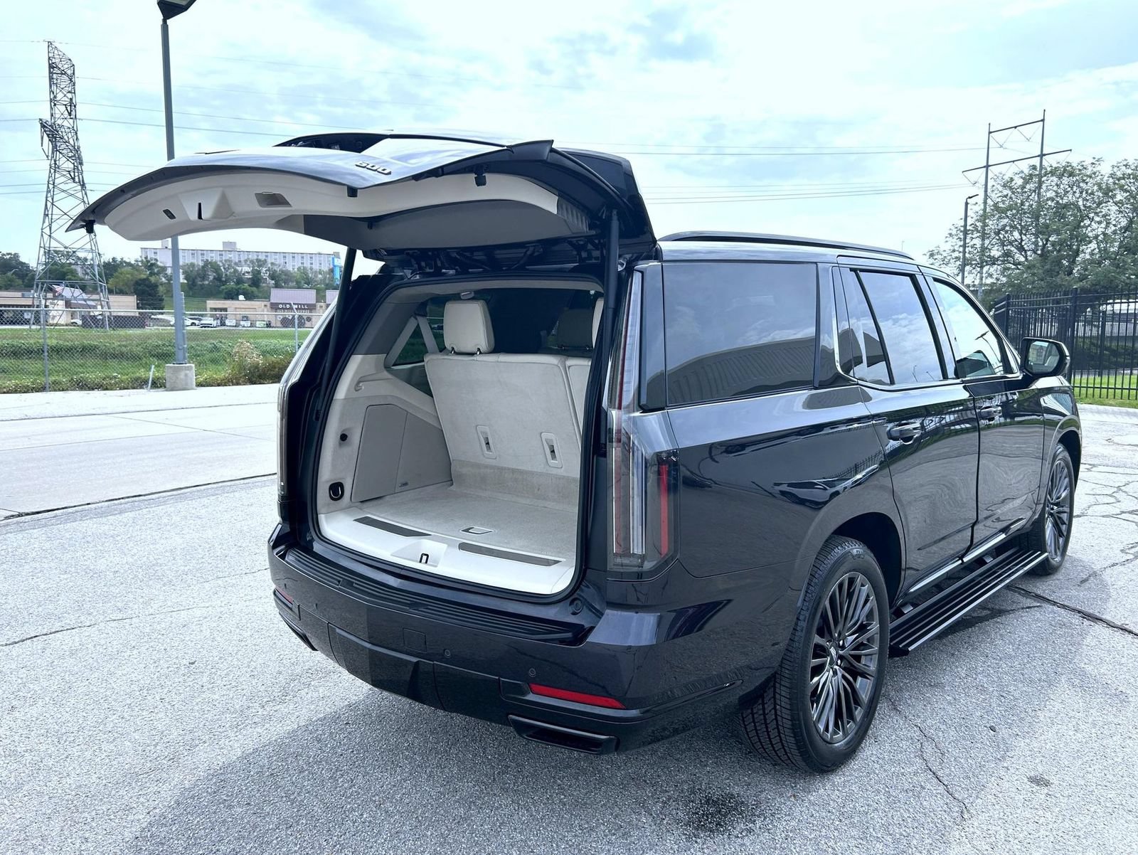 Used 2025 Cadillac Escalade Sport Platinum AWD/4WD image 23