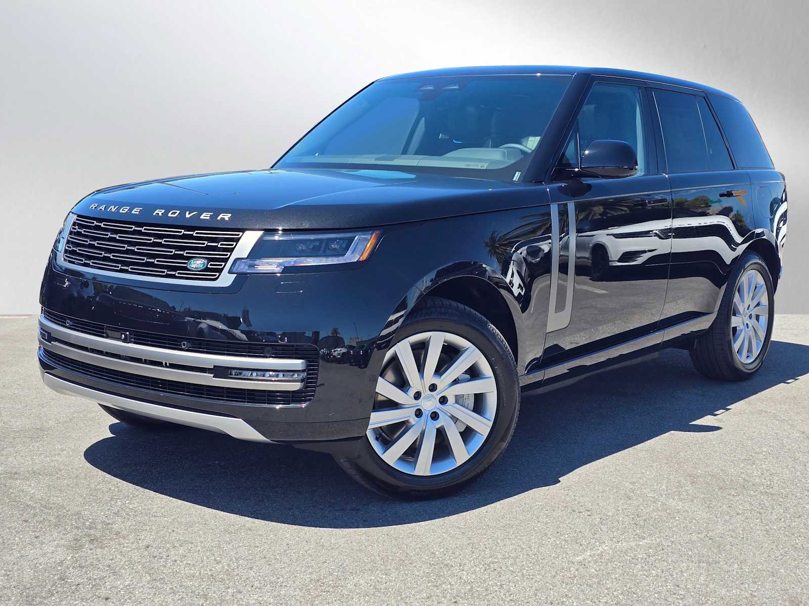 New 2025 Land Rover Range Rover SE image 1
