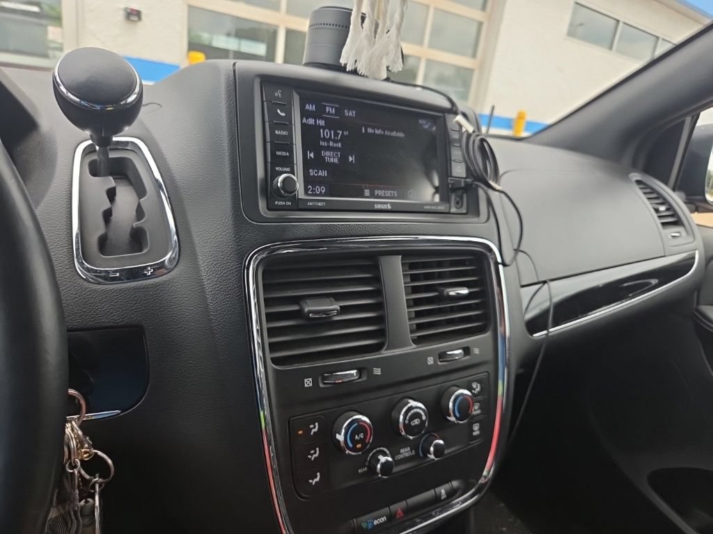 Used 2018 Dodge Grand Caravan SXT w/ Blacktop Package FWD image 14