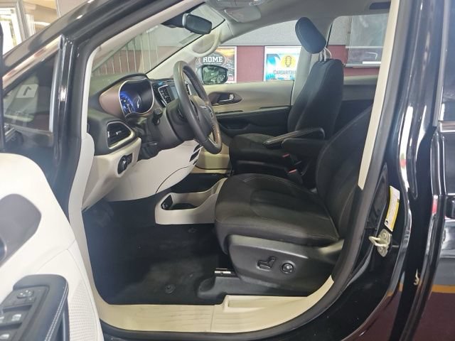 Used 2023 Chrysler Voyager LX FWD image 5
