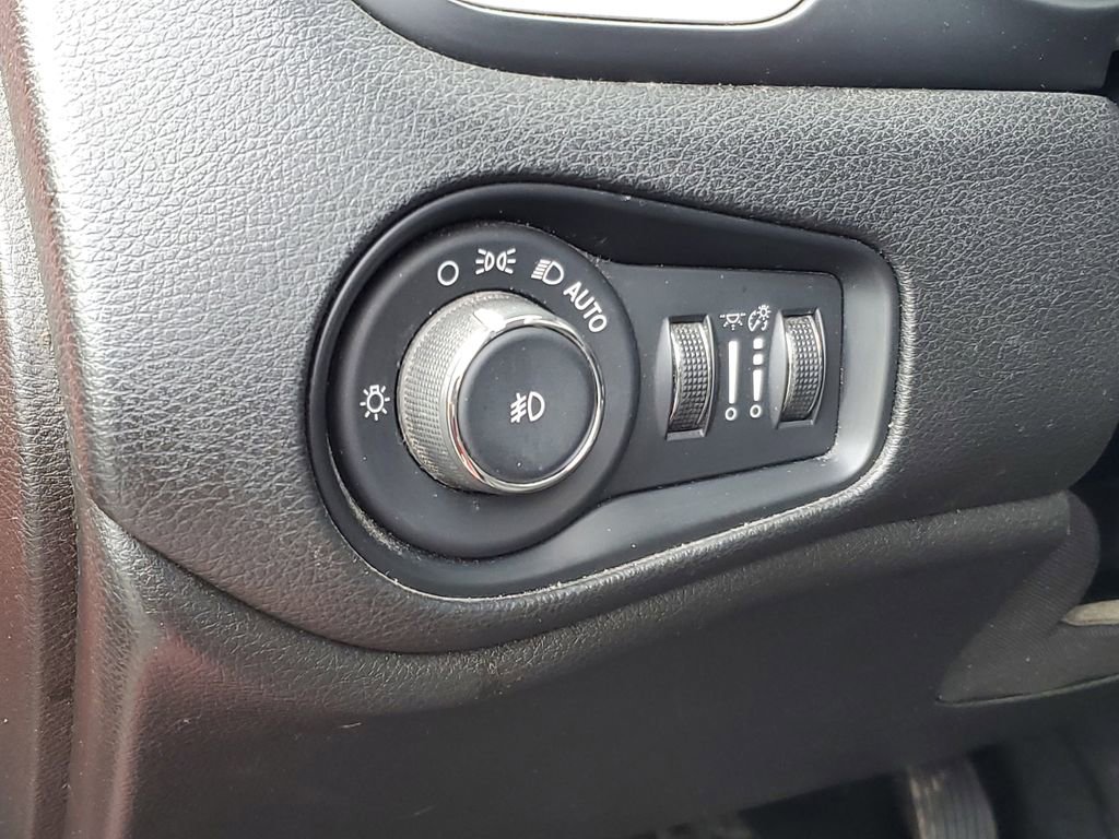 Used 2018 Jeep Renegade Latitude w/ Popular Equipment Group FWD image 13