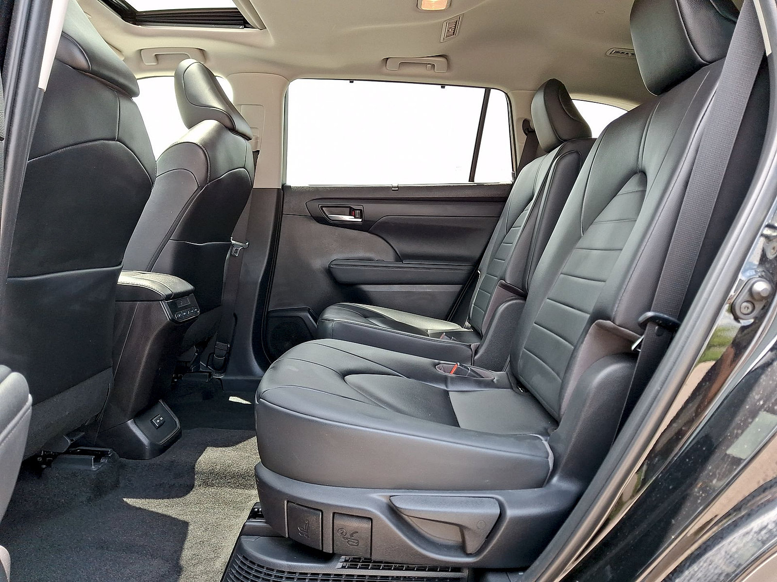 Used 2023 Toyota Highlander XLE AWD/4WD image 20
