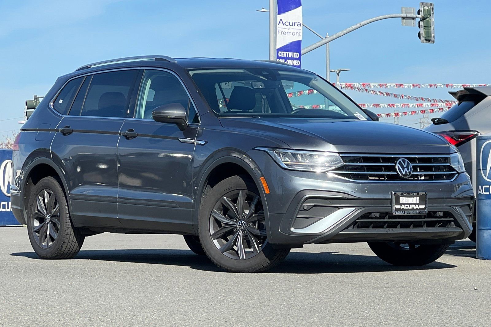 Used 2022 Volkswagen Tiguan SE image 2