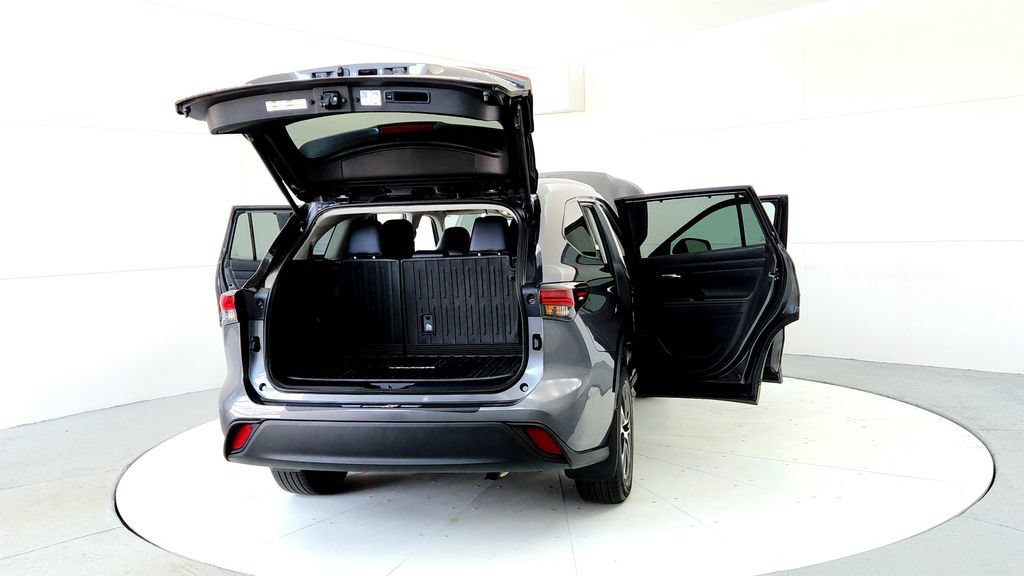 Used 2024 Toyota Highlander XLE AWD/4WD image 11