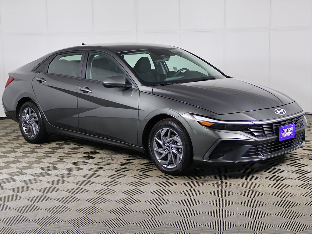 Certified 2024 Hyundai Elantra SEL FWD image 2