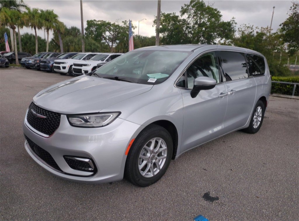 Used 2023 Chrysler Pacifica Touring-L image 9