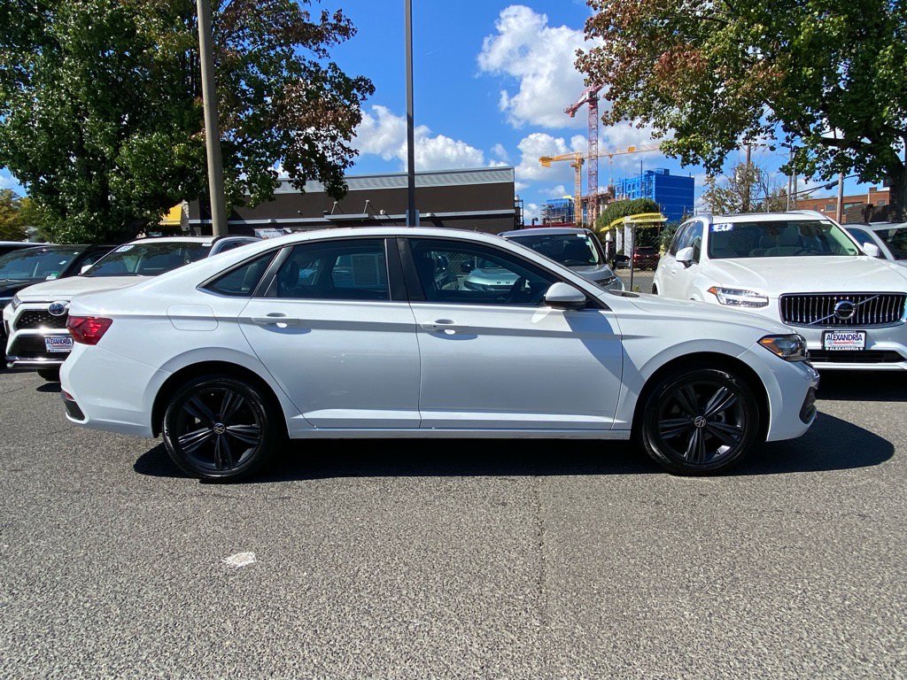 Used 2022 Volkswagen Jetta SE image 2