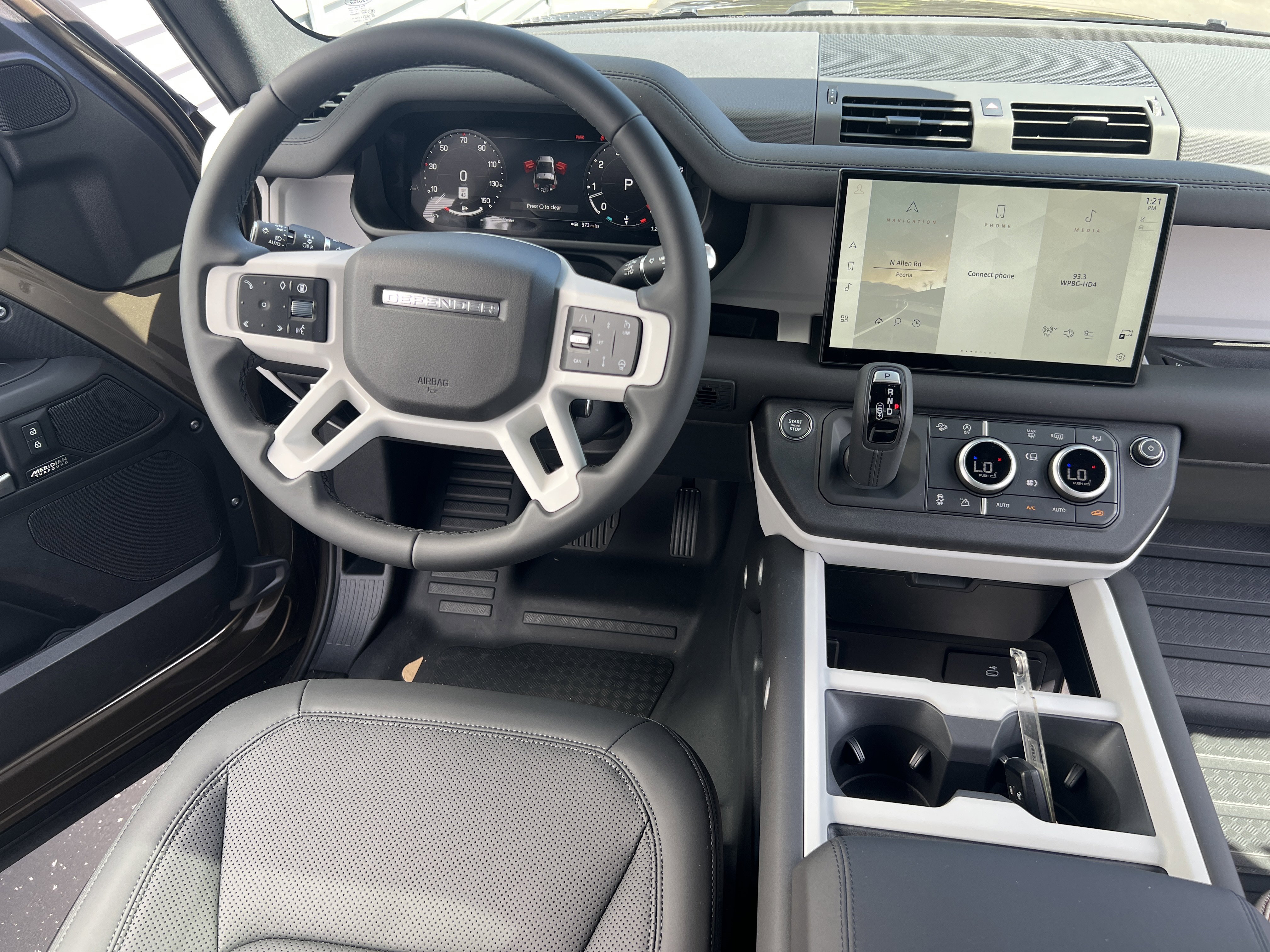 New 2025 Land Rover Defender 90 X-Dynamic SE image 9