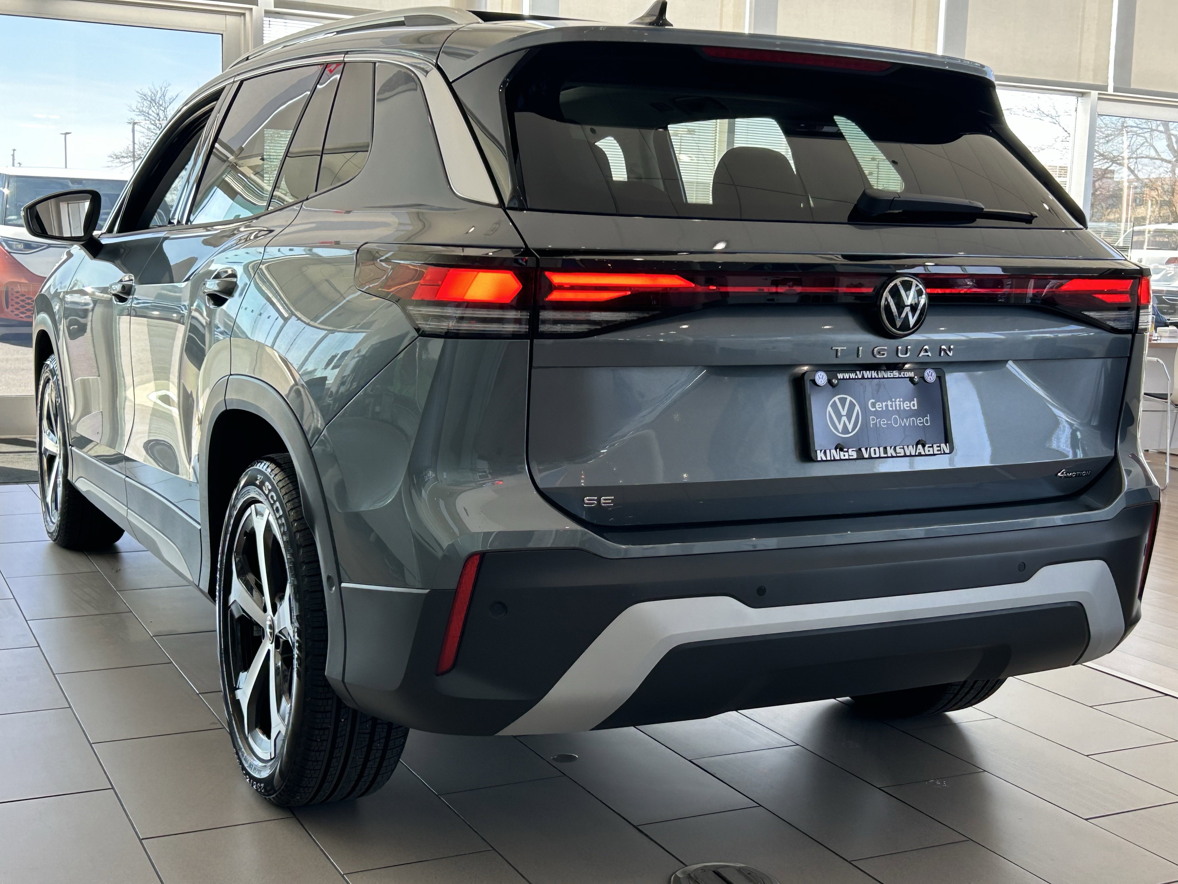 Certified 2025 Volkswagen Tiguan SE image 4