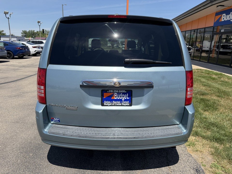 Used 2008 Chrysler Town & Country Touring FWD image 4