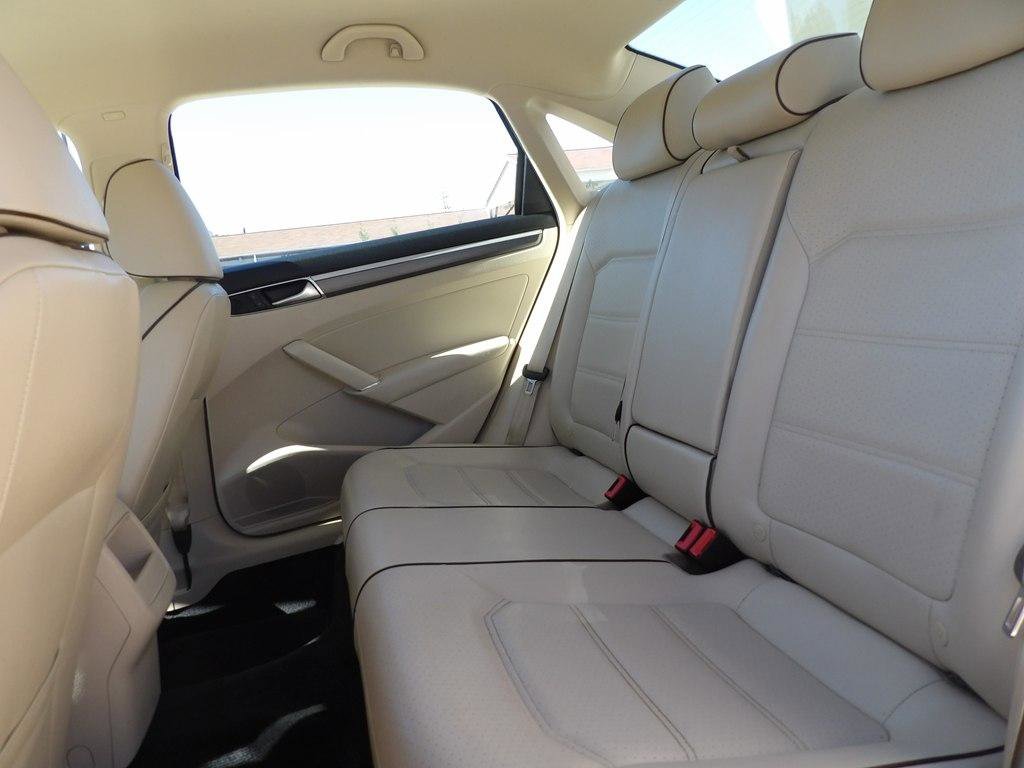 Used 2017 Volkswagen Passat 1.8T R-Line image 30