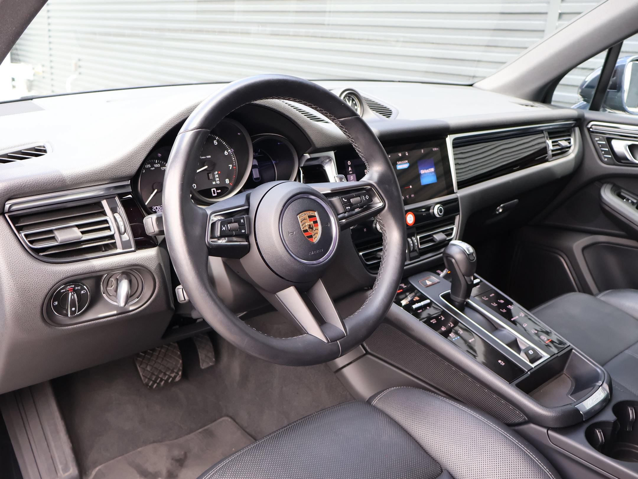 Used 2023 Porsche Macan AWD/4WD image 4
