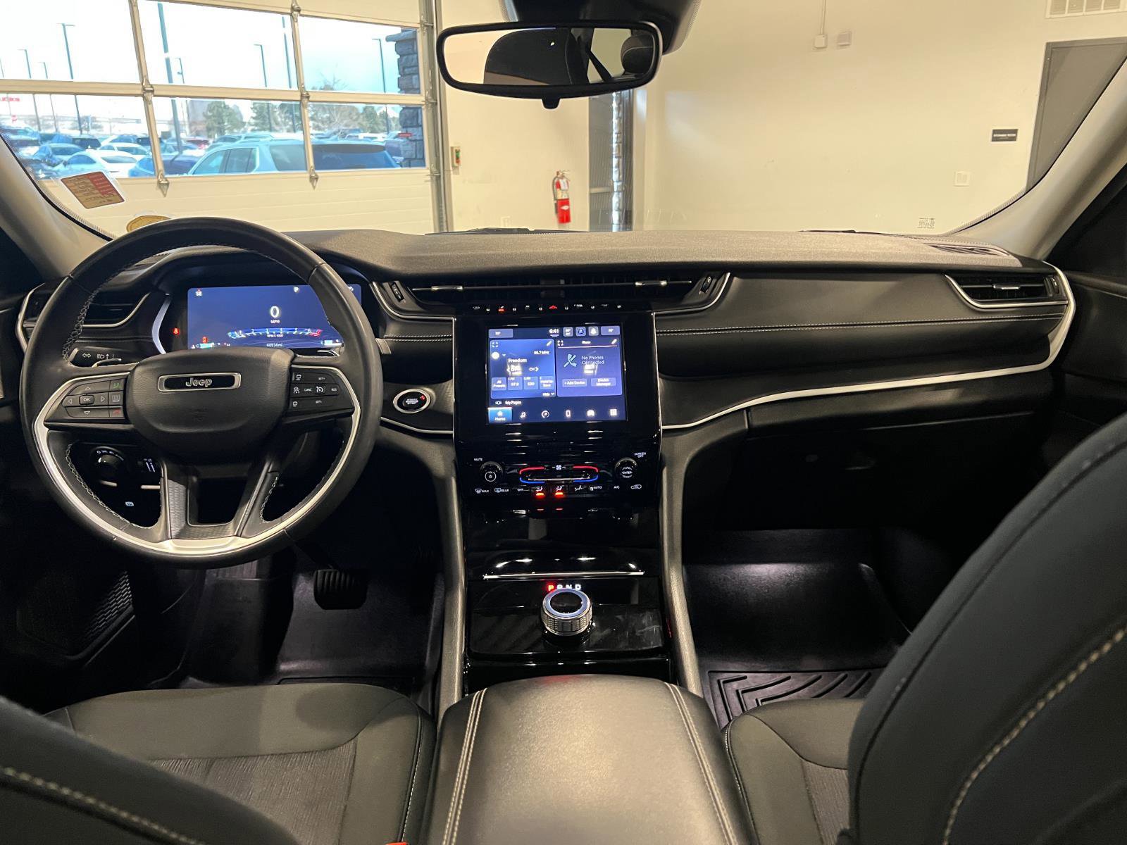 Used 2023 Jeep Grand Cherokee Laredo image 28