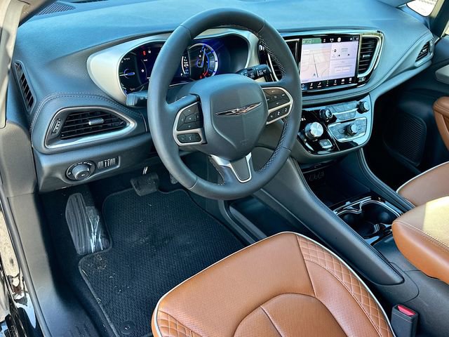Used 2025 Chrysler Pacifica Pinnacle image 9