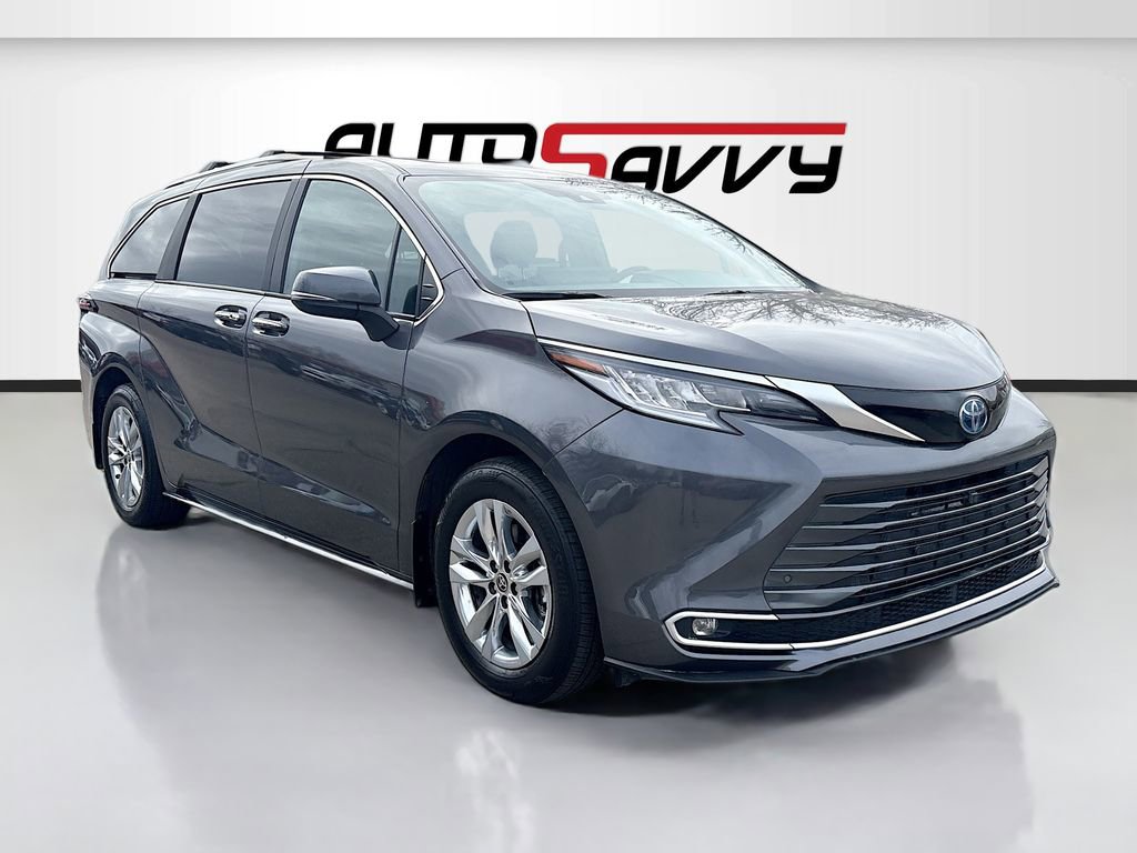 Used 2025 Toyota Sienna Limited image 1