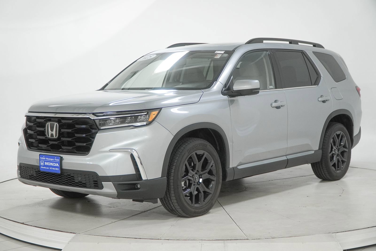 Certified 2025 Honda Pilot Touring image 4