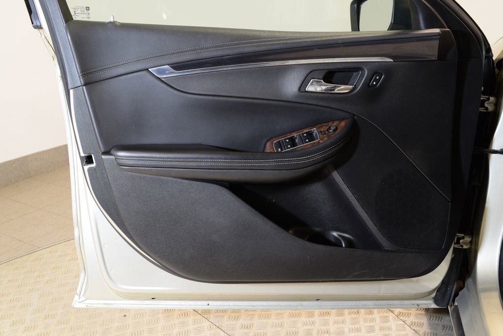 Used 2015 Chevrolet Impala LT w/ Convenience Package image 12