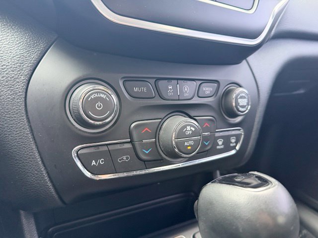 Used 2020 Jeep Cherokee Latitude Plus AWD/4WD image 32