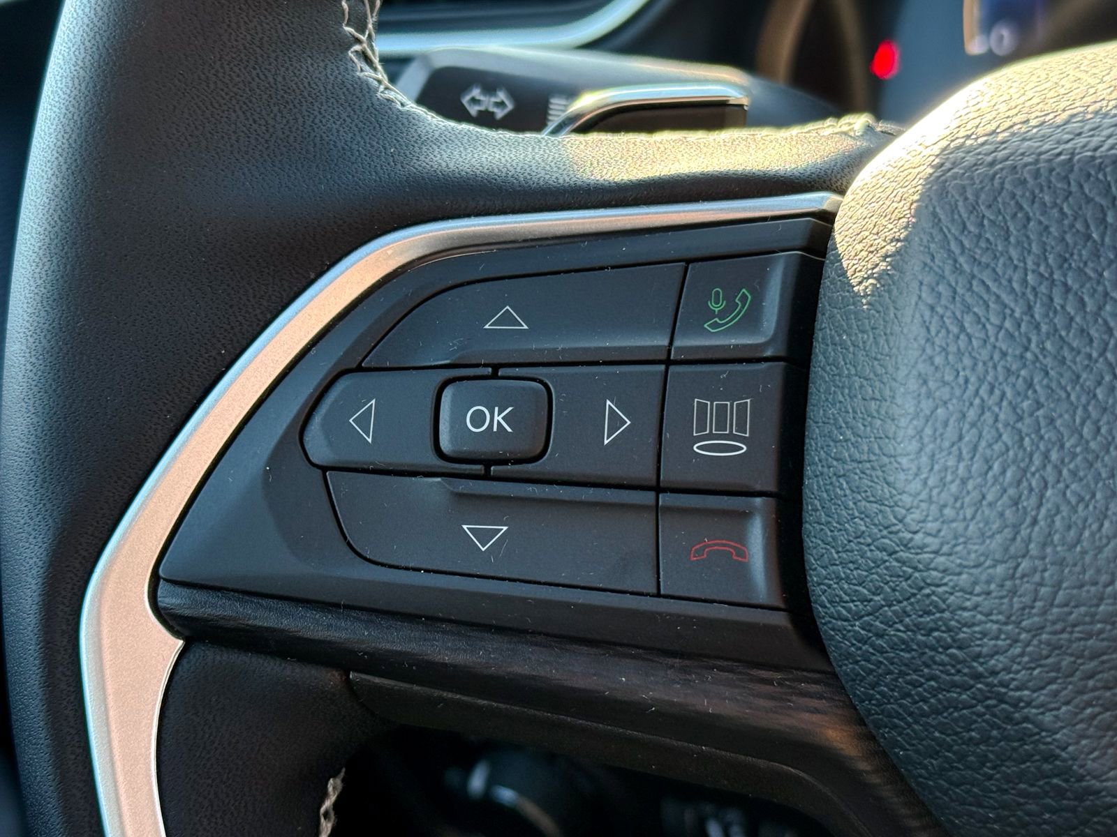 Used 2025 Jeep Grand Cherokee Altitude image 26