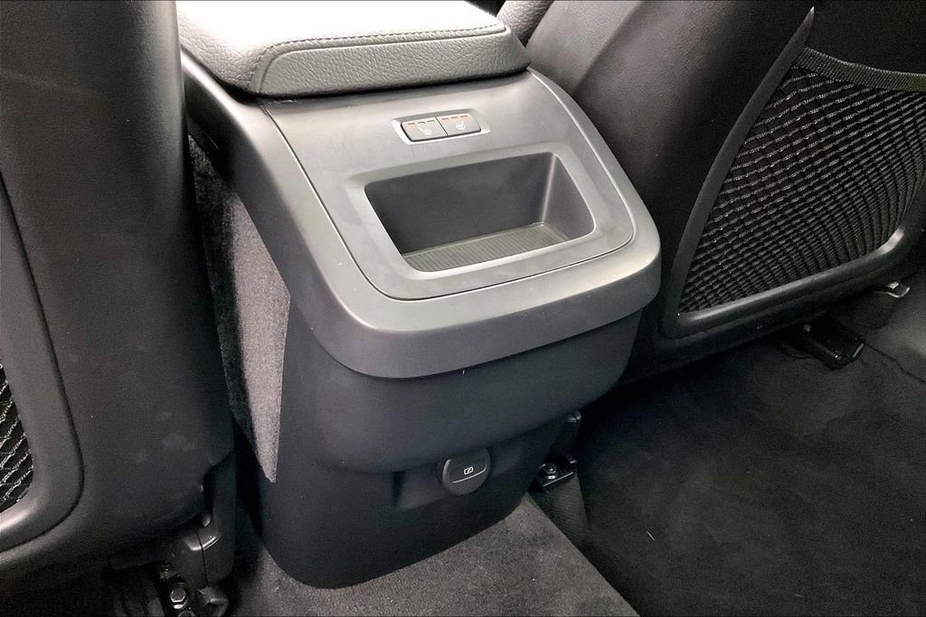 Used 2022 Volvo XC60 B5 Momentum w/ Climate Package image 10