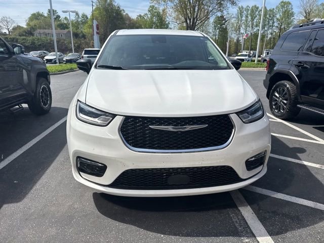 Used 2024 Chrysler Pacifica Touring-L image 4