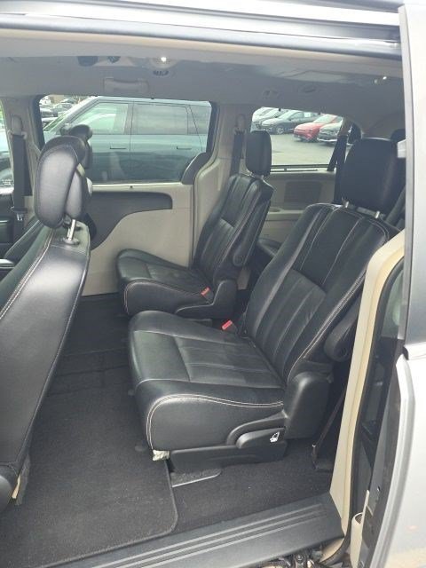 Used 2015 Chrysler Town & Country Touring FWD image 9