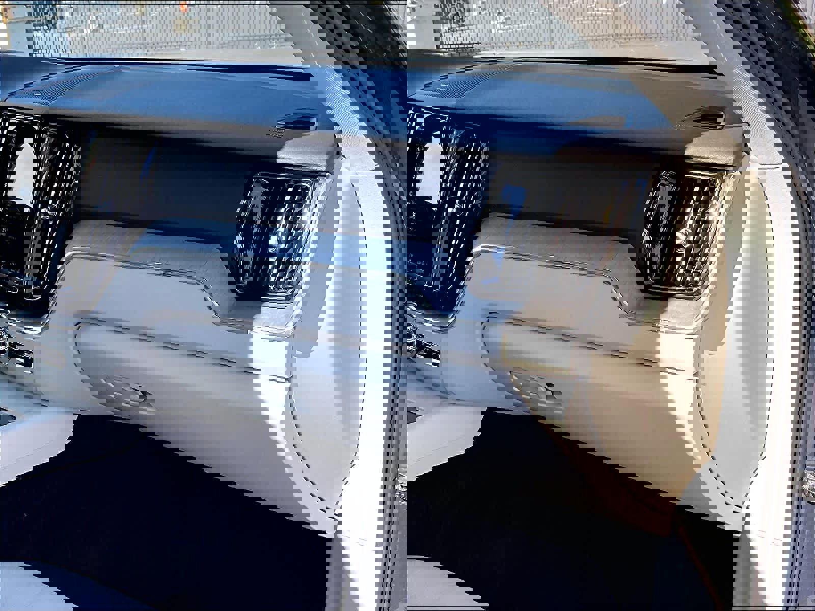 Used 2023 Volvo XC60 T8 Plus w/ Climate Package image 19