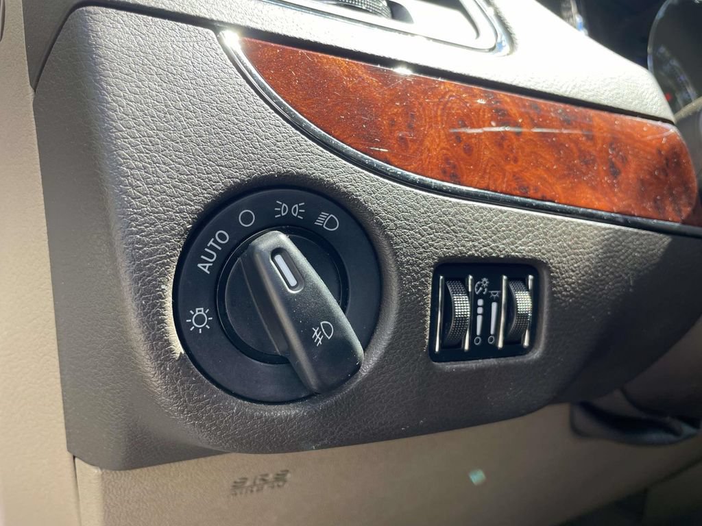 Used 2012 Chrysler Town & Country Limited FWD image 27