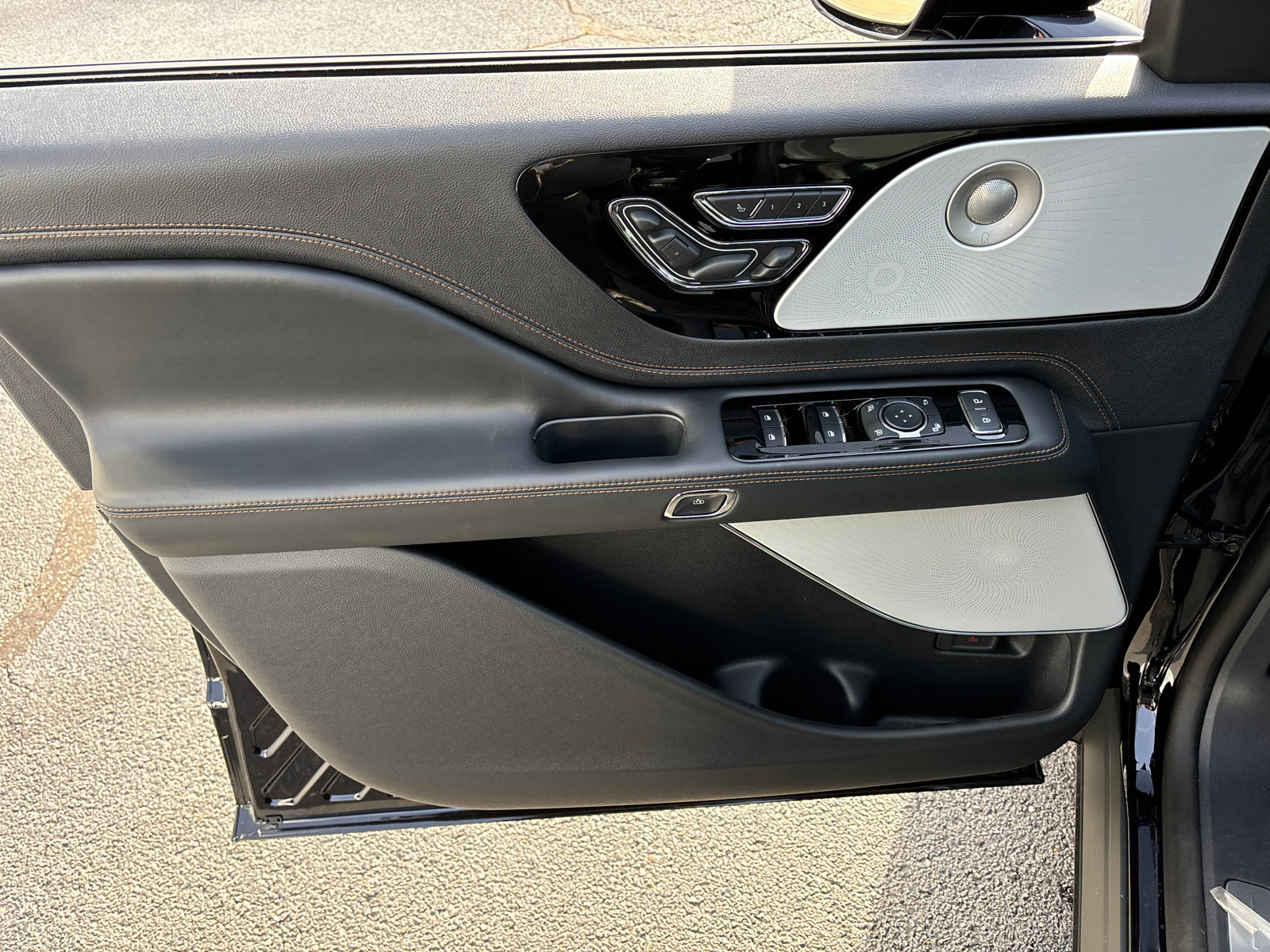 New 2025 Lincoln Aviator Black Label w/ Jet Appearance Package image 11