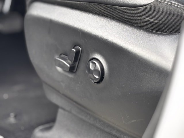 Used 2024 Chrysler Pacifica Touring-L image 6