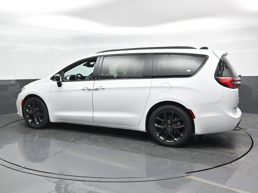 Used 2025 Chrysler Pacifica Limited FWD image 10