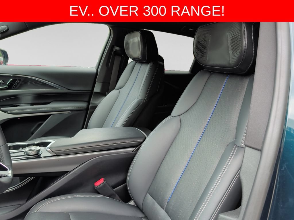 Used 2024 Cadillac Lyriq Luxury AWD/4WD image 17