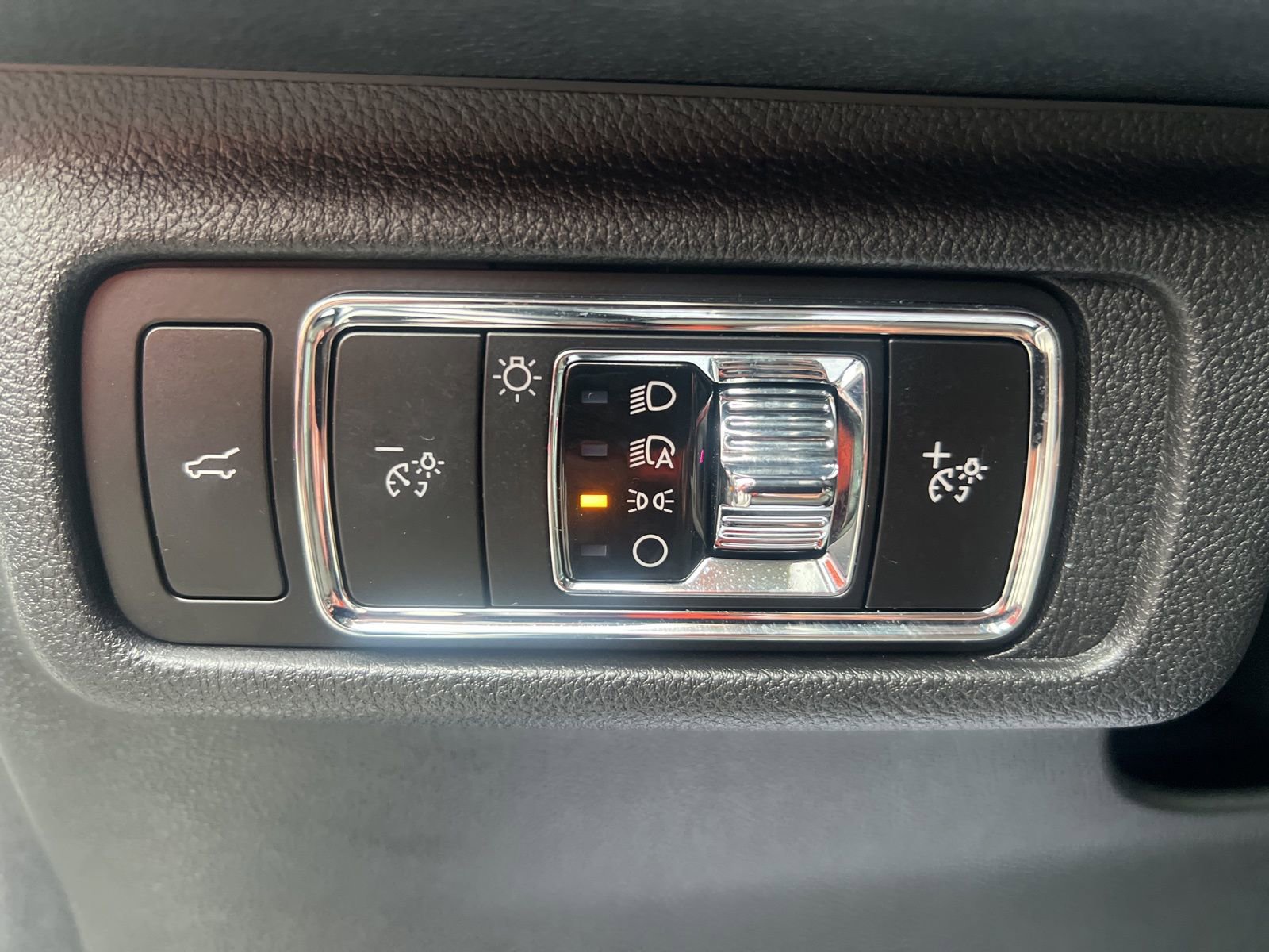 Used 2023 Lincoln Corsair Reserve w/ Rear Removable Package Tray image 34