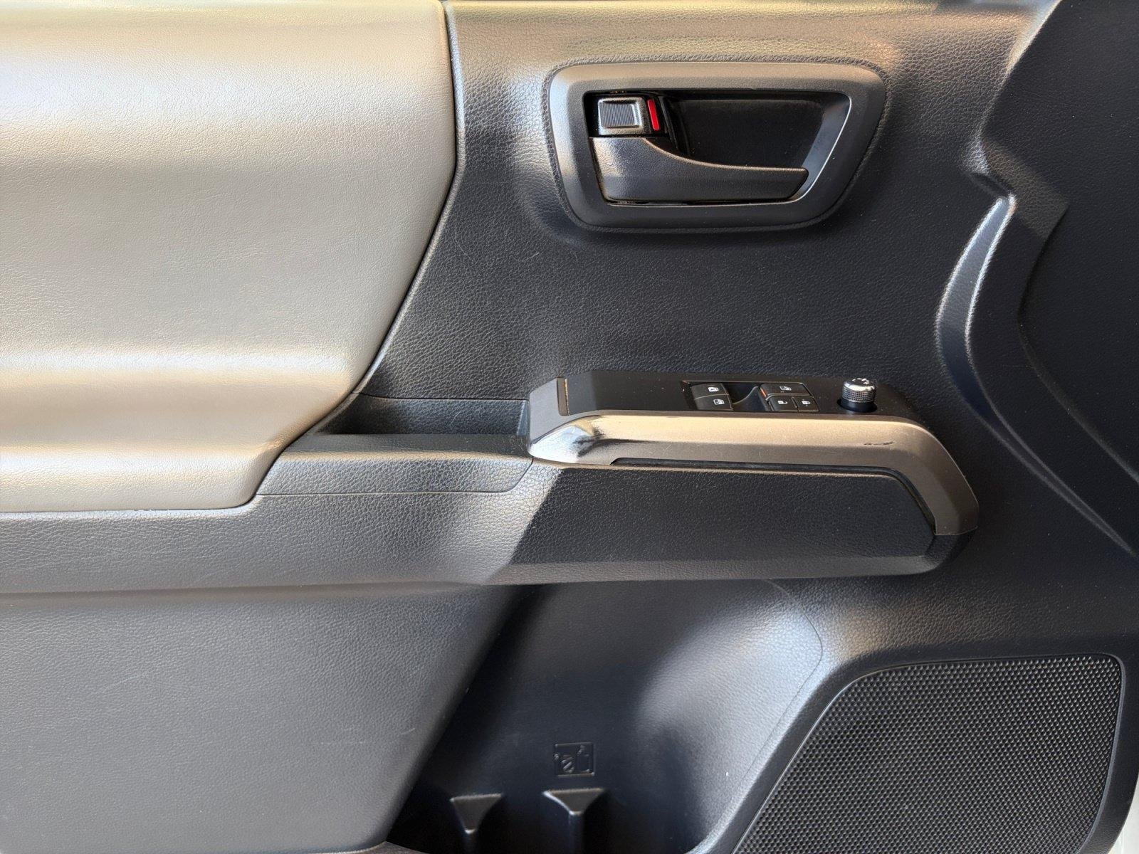 Used 2018 Toyota Tacoma SR5 AWD/4WD image 13