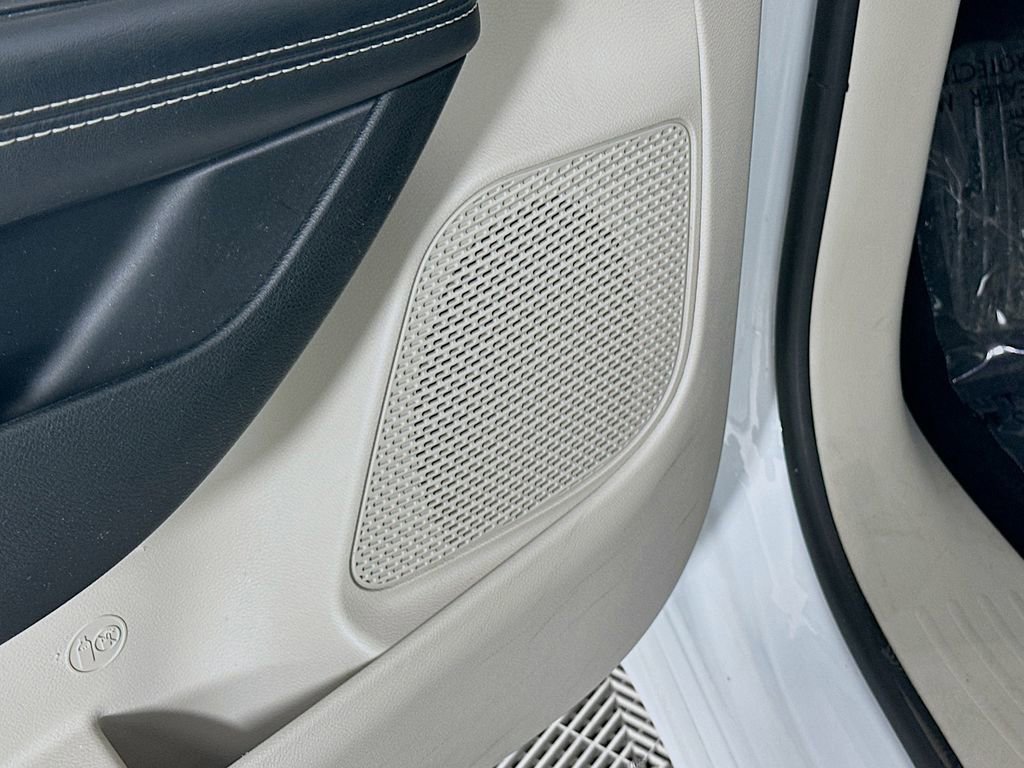 Used 2024 Chrysler Pacifica Touring-L FWD image 25
