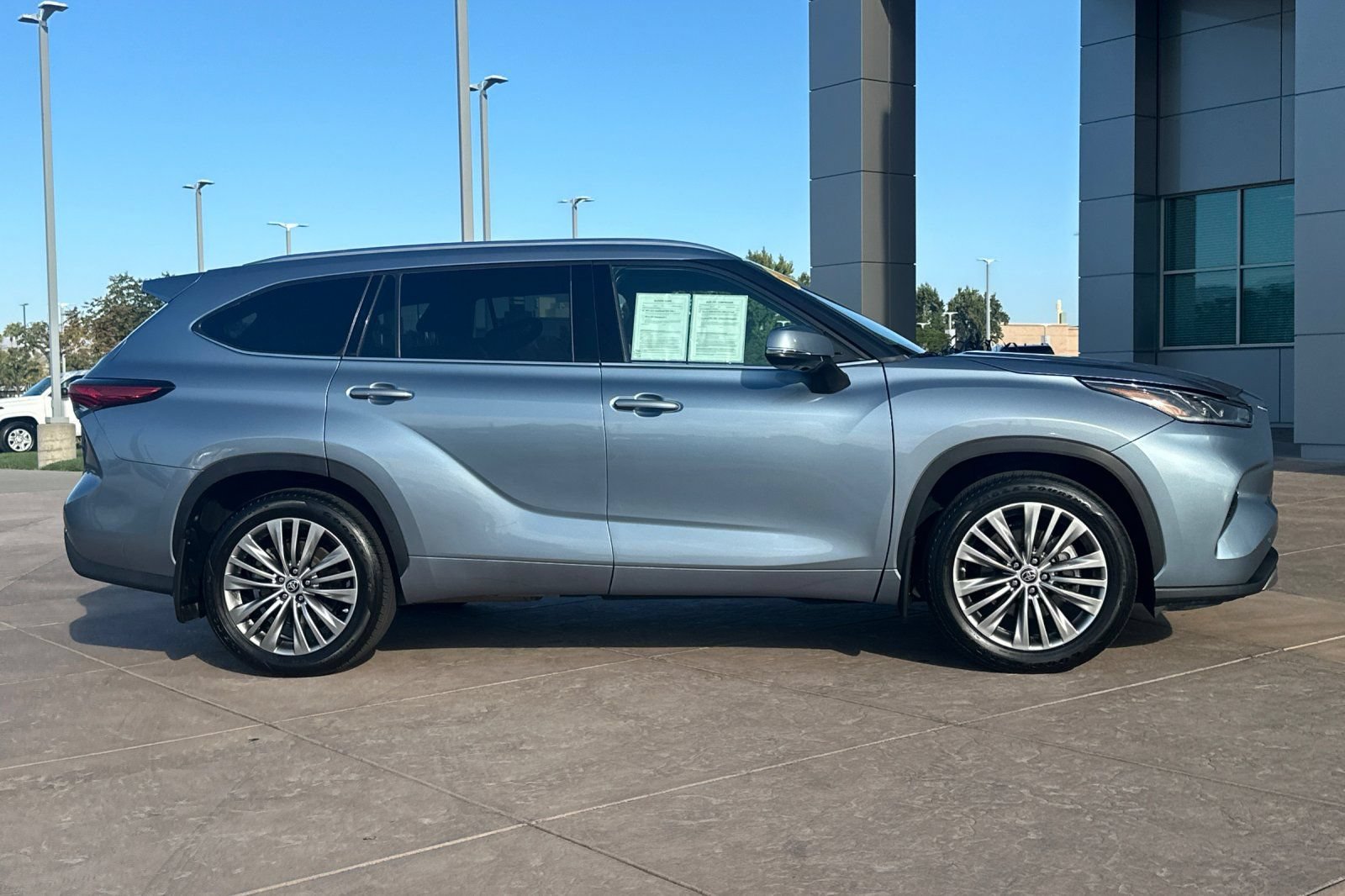 Certified 2021 Toyota Highlander Platinum AWD/4WD image 3
