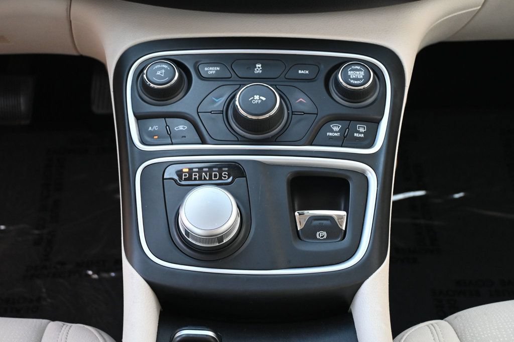 Used 2015 Chrysler 200 Limited w/ Convenience Group FWD image 15