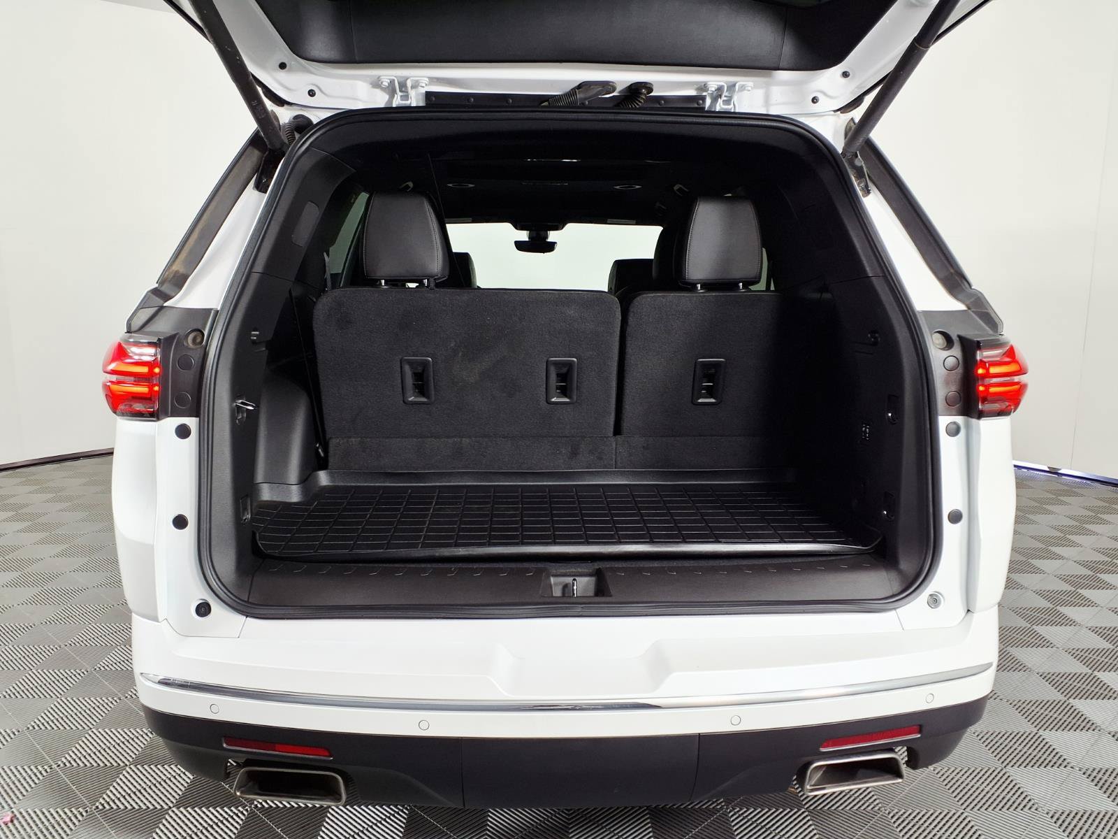 Used 2023 Chevrolet Traverse High Country AWD/4WD image 8