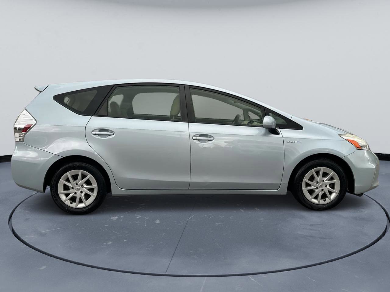 Used 2014 Toyota Prius V Two image 9