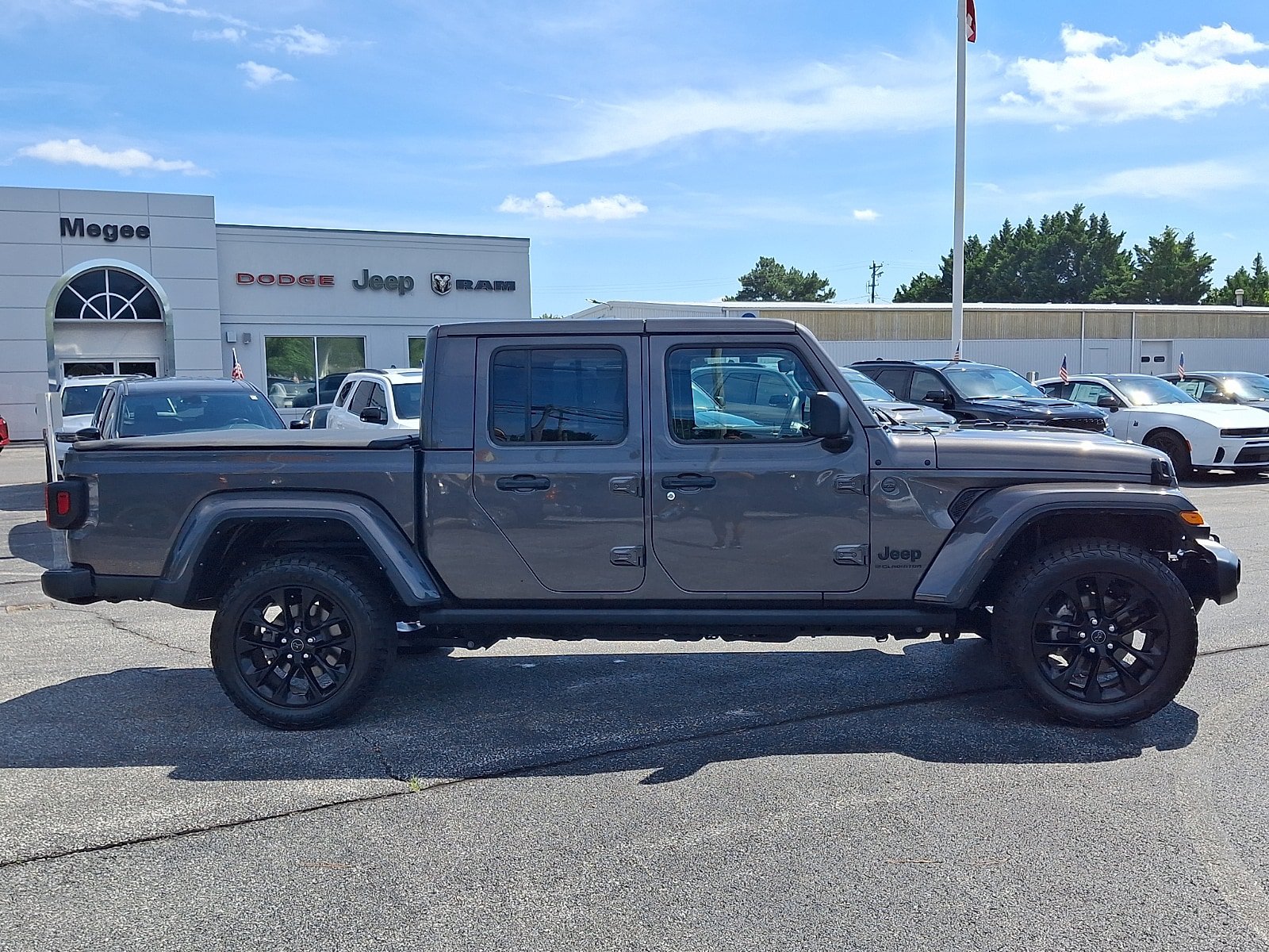Certified 2024 Jeep Gladiator Sport AWD/4WD image 7