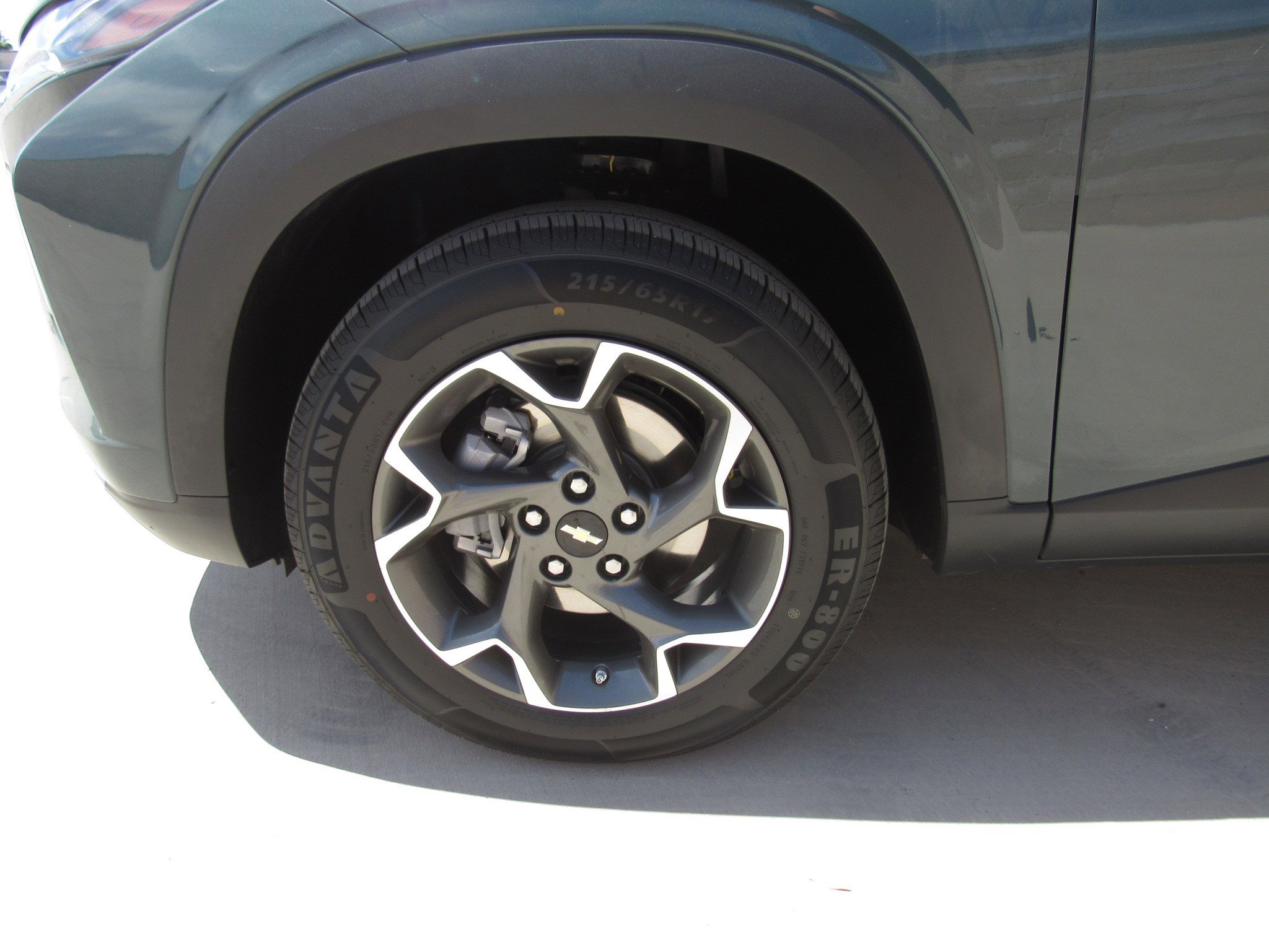 Used 2025 Chevrolet Trax LT w/ LT Convenience Package FWD image 4
