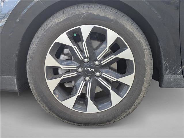 Used 2024 Kia Carnival EX image 9