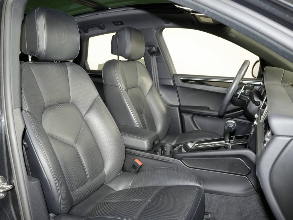 Certified 2023 Porsche Macan Turbo AWD/4WD image 39